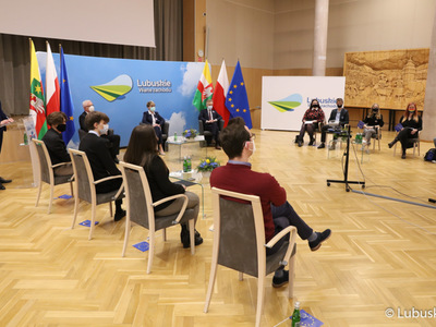 Uczestnicy debaty pn. Przyszłość Europy. Z młodymi dla młodych.