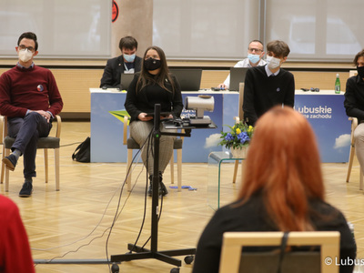 Uczestnicy debaty pn. Przyszłość Europy. Z młodymi dla młodych.