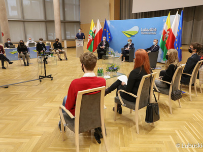 Uczestnicy debaty pn. Przyszłość Europy. Z młodymi dla młodych.