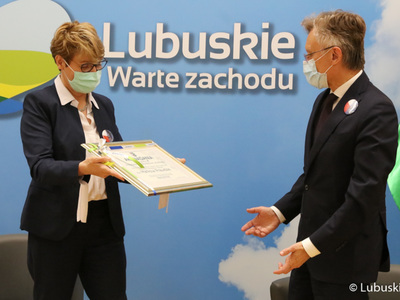 Marszałek Elżbieta Anna Polak wręcza Markowi Prawdzie akt nadania tytułu Ambasadora Województwa Lubuskiego 