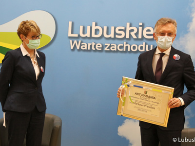 Marszałek Elżbieta Anna Polak wręcza Markowi Prawdzie akt nadania tytułu Ambasadora Województwa Lubuskiego 