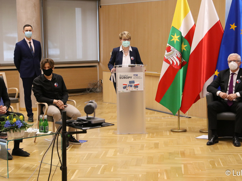 Uczestnicy debaty pn. Przyszłość Europy. Z młodymi dla młodych.