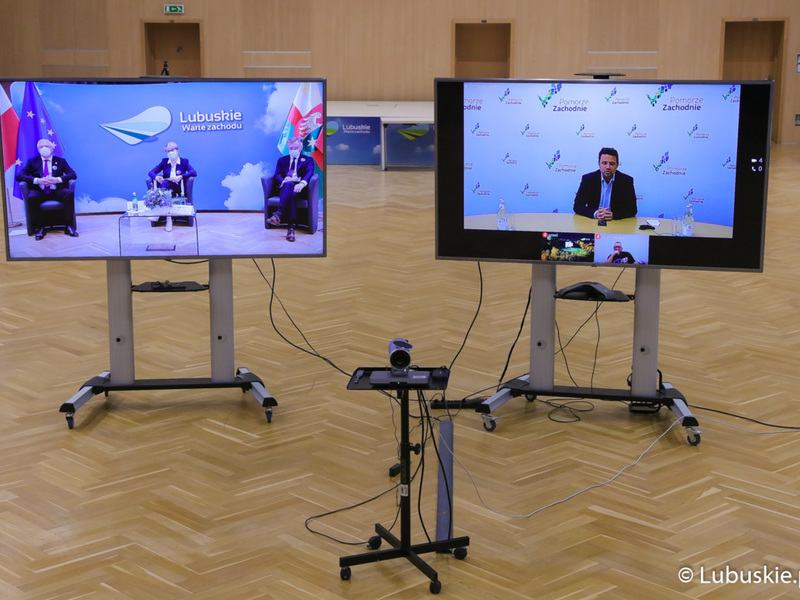 Uczestnicy debaty pn. Przyszłość Europy. Z młodymi dla młodych.
