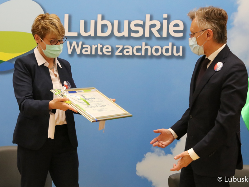 Marszałek Elżbieta Anna Polak wręcza Markowi Prawdzie akt nadania tytułu Ambasadora Województwa Lubuskiego