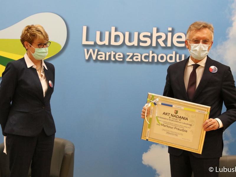 Marszałek Elżbieta Anna Polak wręcza Markowi Prawdzie akt nadania tytułu Ambasadora Województwa Lubuskiego