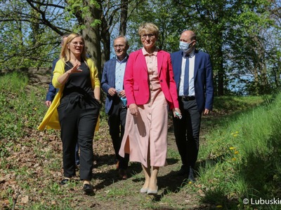 Uczestnicy konferencji prasowej "Śladami Unii Europejskiej" w Muzeum im. J. Dekerta w Gorzowie Wlkp.