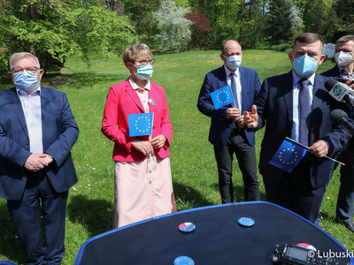 Śladami Unii Europejskiej - konferencja prasowa w Muzeum im. J. Dekerta w Gorzowie Wlkp. Na zdjęciu, przy mikrofonie prezydent Gorzowa, Jacek Wójcicki.