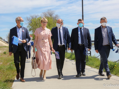 Uczestnicy konferencji prasowej "Śladami Unii Europejskiej" podczas spaceru po gorzowskim bulwarze