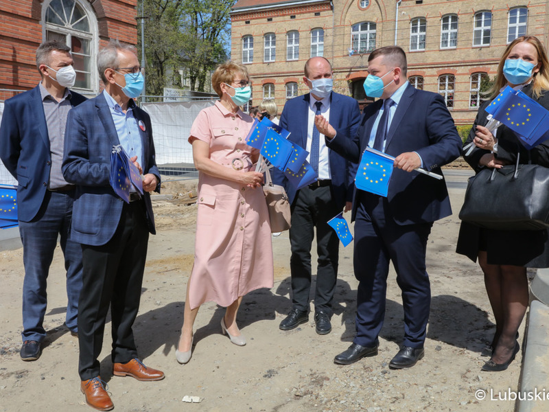 Uczestnicy konferencji prasowej "Śladami Unii Europejskiej" podczas spaceru w Gorzowie Wlkp.