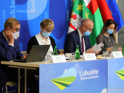 Negocjacje w sprawie Krajowego Planu Odbudowy. Na zdjęciu Marszałek Województwa Lubuskiego Elżbieta Anna Polak, Członek Zarządu Województwa Lubuskiego Marcin Jabłoński, dyr Departamentu Rozwoju Regionalnego Maciej Nowicki, dyr Departamentu Zarządzania Regionalnym Programem Operacyjnym Sylwia Pędzińska.