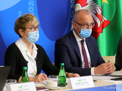 Negocjacje w sprawie Krajowego Planu Odbudowy. Na zdjęciu Marszałek Województwa Lubuskiego Elżbieta Anna Polak oraz Członek Zarządu Województwa Lubuskiego Marcin Jabłoński.