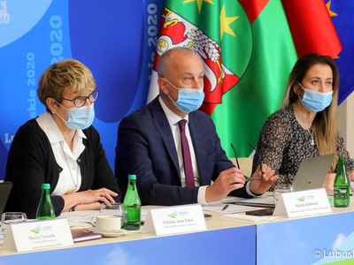 Negocjacje w sprawie Krajowego Planu Odbudowy. Na zdjęciu Marszałek Województwa Lubuskiego Elżbieta Anna Polak, Członek Zarządu Województwa Lubuskiego Marcin Jabłoński oraz dyr Departamentu Zarządzania Regionalnym Programem Operacyjnym Sylwia Pędzińska.