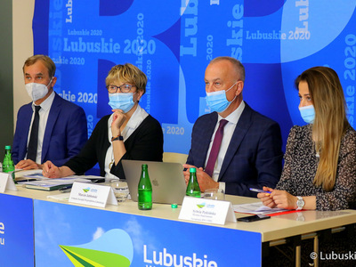 Negocjacje w sprawie Krajowego Planu Odbudowy. Na zdjęciu Marszałek Województwa Lubuskiego Elżbieta Anna Polak, Członek Zarządu Województwa Lubuskiego Marcin Jabłoński, dyr Departamentu Rozwoju Regionalnego Maciej Nowicki, dyr Departamentu Zarządzania Regionalnym Programem Operacyjnym Sylwia Pędzińska.