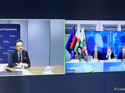 Negocjacje w sprawie Krajowego Planu Odbudowy. Na zdjęciu monitory z uczestnikami spotkania: Marszałek Województwa Lubuskiego Elżbietą Anną Polak, Członkiem Zarządu Województwa Lubuskiego Marcinem Jabłońskim, dyrektorem Departamentu Rozwoju Regionalnego Maciejem Nowickim, dyretorem Departamentu Zarządzania Regionalnym Programem Operacyjnym Sylwią Pędzińską oraz Sekretarzem Stanu  w Ministerstwie Funduszy i Polityki Regionalnej Waldemarem Budą. 