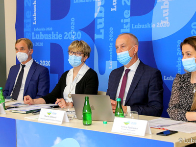 Negocjacje w sprawie Krajowego Planu Odbudowy. Na zdjęciu Marszałek Województwa Lubuskiego Elżbieta Anna Polak, Członek Zarządu Województwa Lubuskiego Marcin Jabłoński, dyr Departamentu Rozwoju Regionalnego Maciej Nowicki, dyr Departamentu Zarządzania Regionalnym Programem Operacyjnym Sylwia Pędzińska.