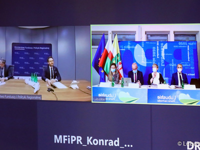 Negocjacje w sprawie Krajowego Planu Odbudowy. Na zdjęciu monitory z uczestnikami spotkania: Marszałek Województwa Lubuskiego Elżbietą Anną Polak, Członkiem Zarządu Województwa Lubuskiego Marcinem Jabłońskim, dyrektorem Departamentu Rozwoju Regionalnego Maciejem Nowickim, dyretorem Departamentu Zarządzania Regionalnym Programem Operacyjnym Sylwią Pędzińską oraz Sekretarzem Stanu  w Ministerstwie Funduszy i Polityki Regionalnej Waldemarem Budą. 