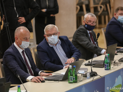 XXXII sesja Sejmiku Województwa Lubuskiego. Na zdjęciu, na pierwszym planie Członkowie Zarządu Województwa Lubuskiego Marcin Jabłoński i Tadeusz Jędrzejczak. W tle radni. 