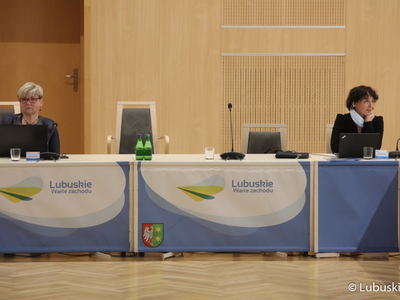 XXXII sesja Sejmiku Województwa Lubuskiego. Na zdjęciu radne (od lewej): Anna Chinalska i Beata Kulczycka.