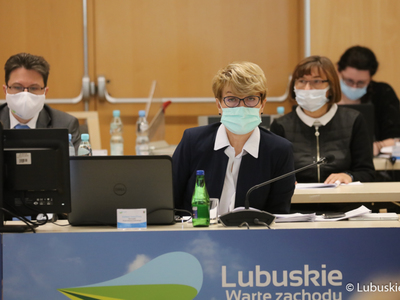 XXXII sesja Sejmiku Województwa Lubuskiego. Na zdjęciu, na pierwszym planie, Marszałek Elżbieta Anna Polak.