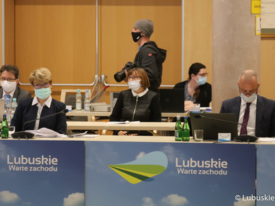 XXXII sesja Sejmiku Województwa Lubuskiego. Na zdjęciu (na pierwszym planie: Marszałek Elżbieta Anna Polak i Członek Zarządu Marcin Jabłoński. 