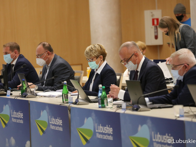 XXXII sesja Sejmiku Województwa Lubuskiego. Na zdjęciu od lewej Członkowie Zarządu Województwa Lubuskiego: Łukasz Porycki, Stanisław Tomczyszyn, Elżbieta Anna Polak, Marcin Jabłoński oraz Tadeusz Jędrzejczak.