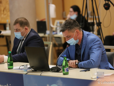 XXXII sesja Sejmiku Województwa Lubuskiego. Na zdjęciu radni wojewódzcy (od lewej): Grzegorz Potęga oraz Sebastian Ciemnoczołowski.