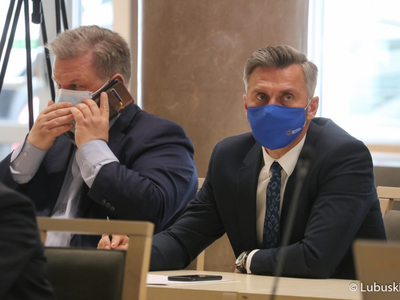 XXXII sesja Sejmiku Województwa Lubuskiego. Na zdjęciu lubuscy parlamentarzyści: Waldemar Sługocki (z prawej) i Bogusław Wontor.
 