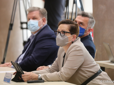 XXXII sesja Sejmiku Województwa Lubuskiego. Na zdjęciu lubuscy parlamentarzyści: Krystyna Sibińska (z prawej), Waldemar Sługocki (na drugim planie oraz Bogusław Wontor (z tyłu).
