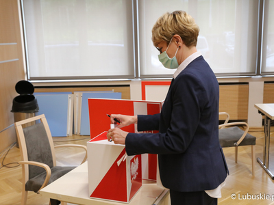 XXXII sesja Sejmiku Województwa Lubuskiego. Na zdjęciu marszałek Elżbieta Anna Polak podczas głosowania nad odwołaniem przewodniczącej Sejmiku, Wiolety Haręźlak.
