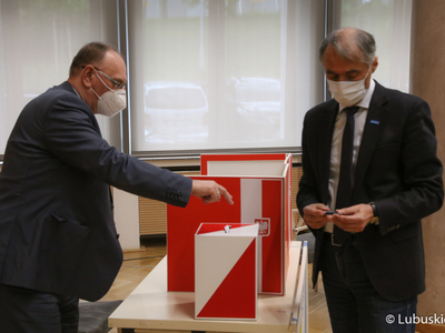 XXXII sesja Sejmiku Województwa Lubuskiego. Na zdjęciu wicemarszałek, Stanisław Tomczyszyn podczas głosowania nad odwołaniem przewodniczącej Sejmiku, Wiolety Haręźlak.