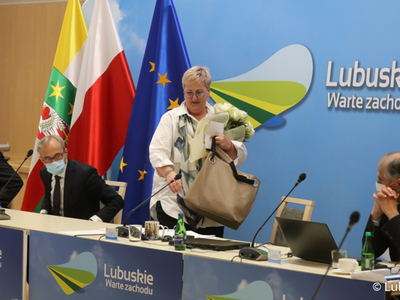 XXXII sesja Sejmiku Województwa Lubuskiego. Na zdjęciu (stoi) odwołana ze stanowiska przewodniczącej Sejmiku, Wioleta Haręźlak oraz członkowie Prezydium Sejmiku Województwa Lubuskiego (siedzą).