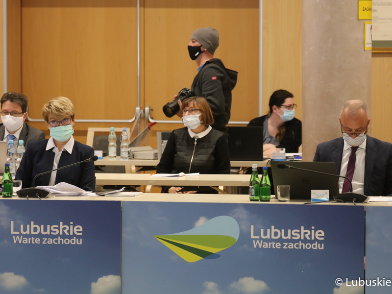 XXXII sesja Sejmiku Województwa Lubuskiego. Na zdjęciu (na pierwszym planie: Marszałek Elżbieta Anna Polak i Członek Zarządu Marcin Jabłoński.