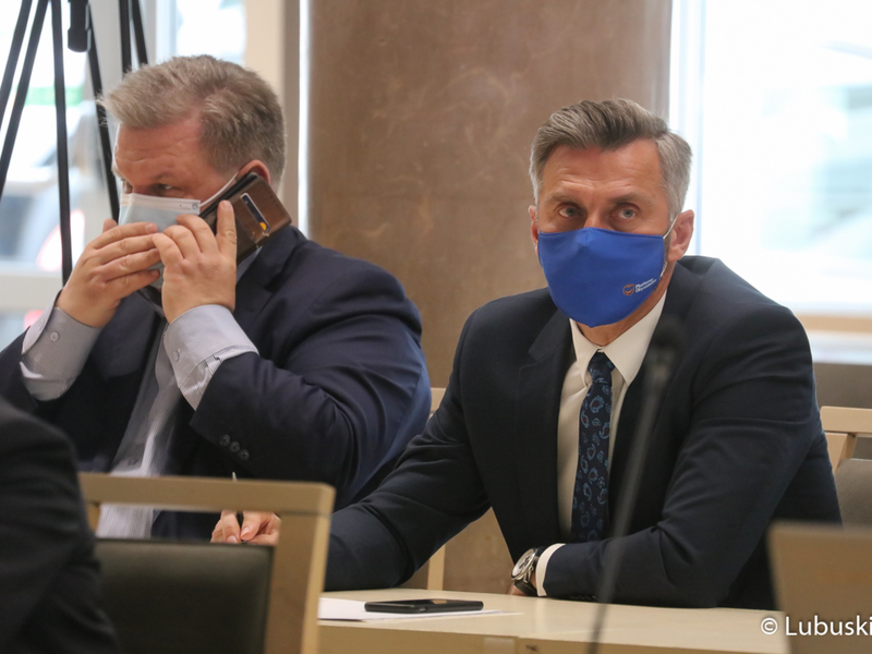 XXXII sesja Sejmiku Województwa Lubuskiego. Na zdjęciu lubuscy parlamentarzyści: Waldemar Sługocki (z prawej) i Bogusław Wontor.