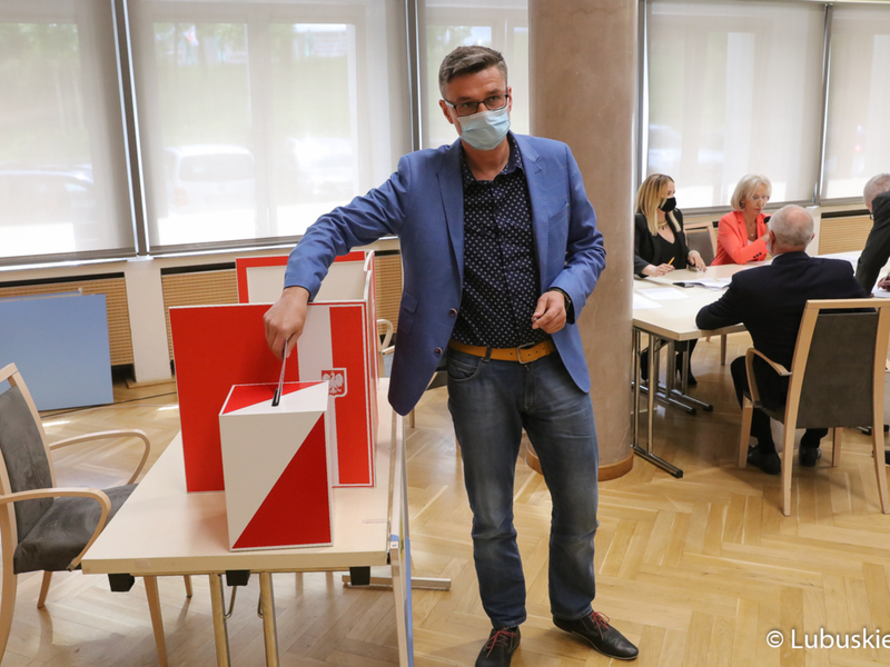 XXXII sesja Sejmiku Województwa Lubuskiego. Na zdjęciu radny Sebastian Ciemnoczołowski podczas głosowania nad odwołaniem przewodniczącej Sejmiku, Wiolety Haręźlak.