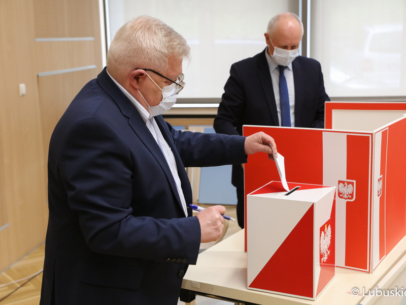 XXXII sesja Sejmiku Województwa Lubuskiego. Na zdjęciu Członek Zarządu, Tadeusz Jędrzejcza podczas głosowania nad odwołaniem przewodniczącej Sejmiku, Wiolety Haręźlak.
