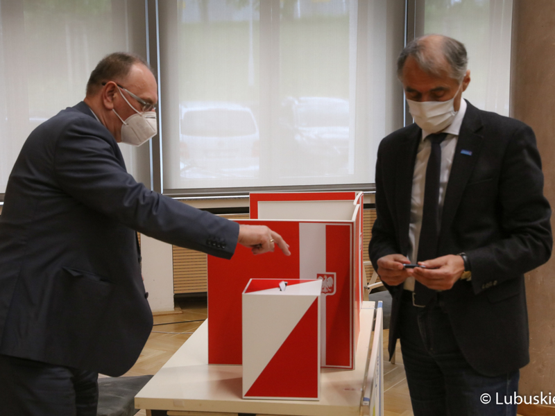 XXXII sesja Sejmiku Województwa Lubuskiego. Na zdjęciu wicemarszałek, Stanisław Tomczyszyn podczas głosowania nad odwołaniem przewodniczącej Sejmiku, Wiolety Haręźlak.