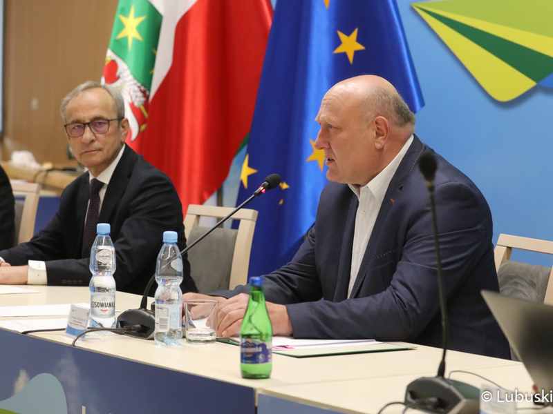 XXXII sesja Sejmiku Województwa Lubuskiego. Na zdjęciu Wacław Maciuszonek, nowy przewodniczący Sejsmiku Województwa Lubuskiego oraz Mirosław Marcinkiewicz, wiceprzewodniczący Sejmiku Województwa Lubuskiego.