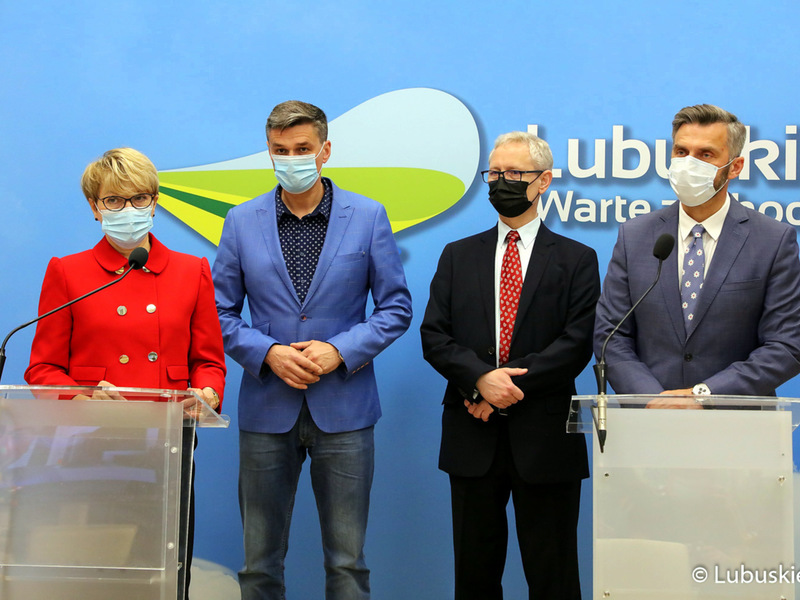 Konferencja prasowa dotycząca przekazania 12 mln zł na Środowiskowe Centrum Zdrowia Psychicznego dla Dzieci i Młodzieży w Zaborze.