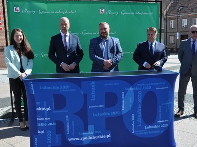 Podpisanie aneksu do umowy na rynku w Repinie.