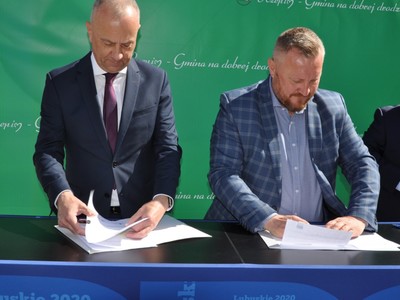 Podpisanie aneksu do umowy na rynku w Repinie.