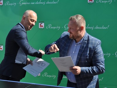 Podpisanie aneksu do umowy na rynku w Repinie.