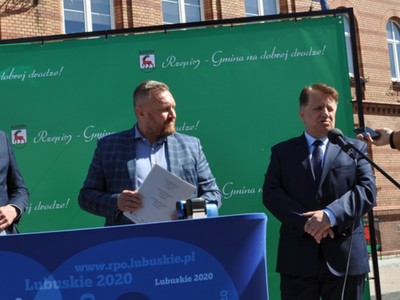 Podpisanie aneksu do umowy na rynku w Repinie.