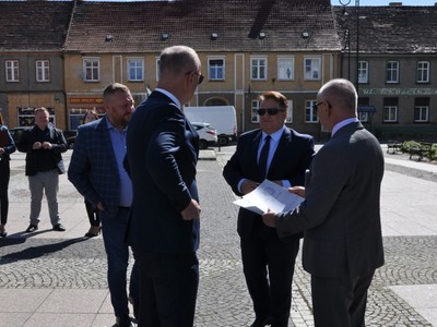 Podpisanie aneksu do umowy na rynku w Repinie.