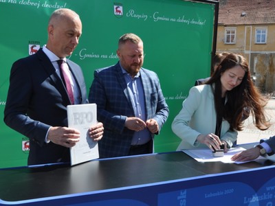 Podpisanie aneksu do umowy na rynku w Repinie.