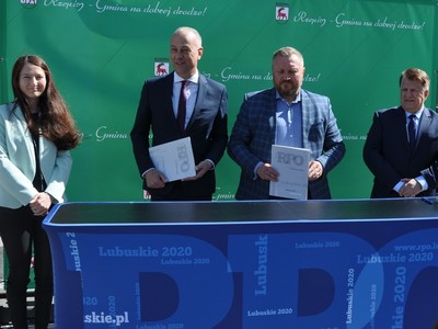 Podpisanie aneksu do umowy na rynku w Repinie.