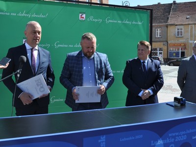 Podpisanie aneksu do umowy na rynku w Repinie.