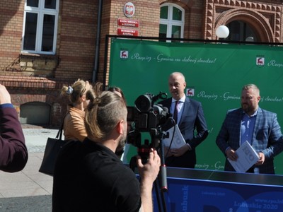 Podpisanie aneksu do umowy na rynku w Repinie.