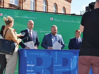 Podpisanie aneksu do umowy na rynku w Repinie.