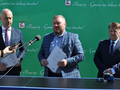 Podpisanie aneksu do umowy na rynku w Repinie.