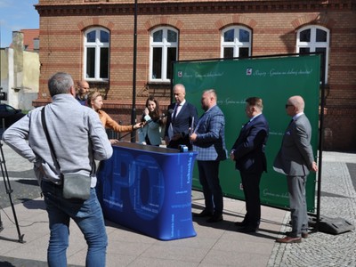 Podpisanie aneksu do umowy na rynku w Repinie.